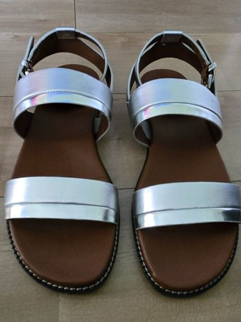 Naturalizer Kelsie Silver Leather Flat Sandals Size 5M Worn Once With Box
